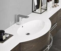 Salle de Bains Moderne avec Vasque Ovale Intégrée en Tecnoril Bianco et Éléments Suspendus ouverts - 2