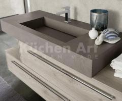 Salle de Bains chic avec Vasque Intégrée Scivolo style minimaliste couleurs bois et meubles suspendu - 2