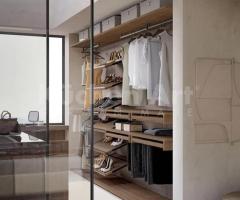 Dressing Chic Personnalisable avec Portes Coulissantes et Îlot Central | Bois et Verre Élégante - 3