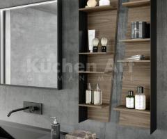 Salle de Bain Design Italien avec Façades Laquées, Plan en Fenix Nero et Miroir Sole Intégré - 4