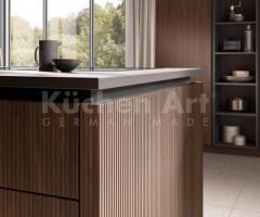 Cuisine avec îlot bois Noyer élégant cannelé au style rétro et design sans poigné - 3