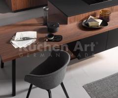 Cuisine chic en Bois de Noyer, Surfaces Noires, et Technologie Moderne pour un Design Élégant - 5