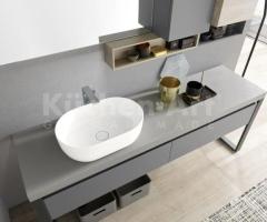 Salle de Bains moderne : Élément Métallique et Modules en Laqué Gris - 3