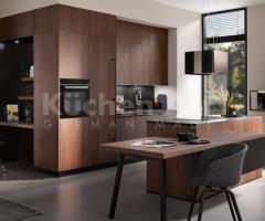 Cuisine ouverte sur mesure en bois Noyer et LASER SOFT Noir: L'Élégance Intemporelle - 3
