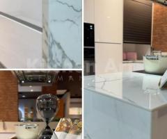 Cuisine Moderne blanche en U avec Plan de Travail Céramique Marbré | Design Épuré - 2