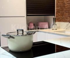 Cuisine Moderne blanche en U avec Plan de Travail Céramique Marbré | Design Épuré - 5