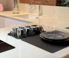 Cuisine Moderne blanche en U avec Plan de Travail Céramique Marbré | Design Épuré - 7
