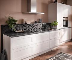 Cuisine en bois blanc satin – Élégance moderne & confort absolu - 5