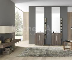 Salle de bains compacte en bois naturel – Design vertical et fonctionnel