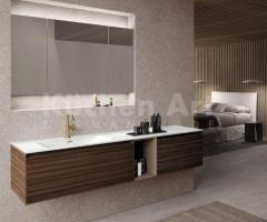 Salle de bains minimaliste avec meuble suspendu en bois clair et vasque intégrée - 4