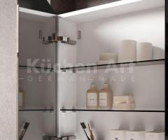 Salle de bains minimaliste avec meuble suspendu en bois clair et vasque intégrée - 8
