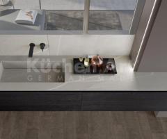 Salle de bains contemporaine en grès Piasentina et bois foncé – Vasque intégrée design - 2