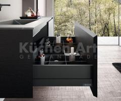 Salle de bains contemporaine en grès Piasentina et bois foncé – Vasque intégrée design - 7